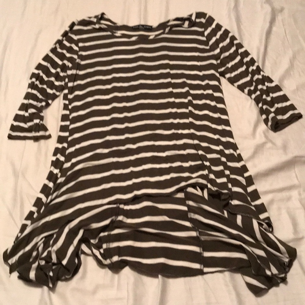 Hi-lo 3/4 sleeve shirt.